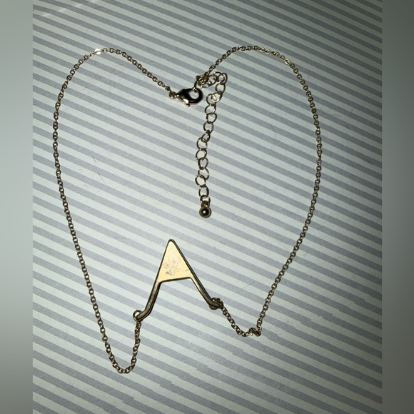 Source Unknown Goldtone and Black V-Pendant Necklace - Picture 5 of 9